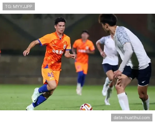 陈泽仕替补登场提升中场活力 泰山21岁小将敢拿球敢出球获认可